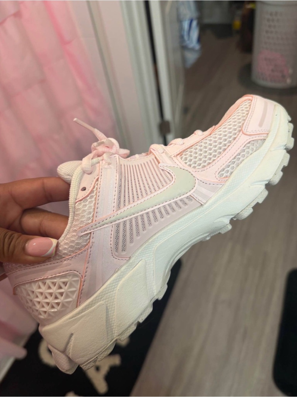 Beautiful pink Nike shoes - Picture 2 of 4
